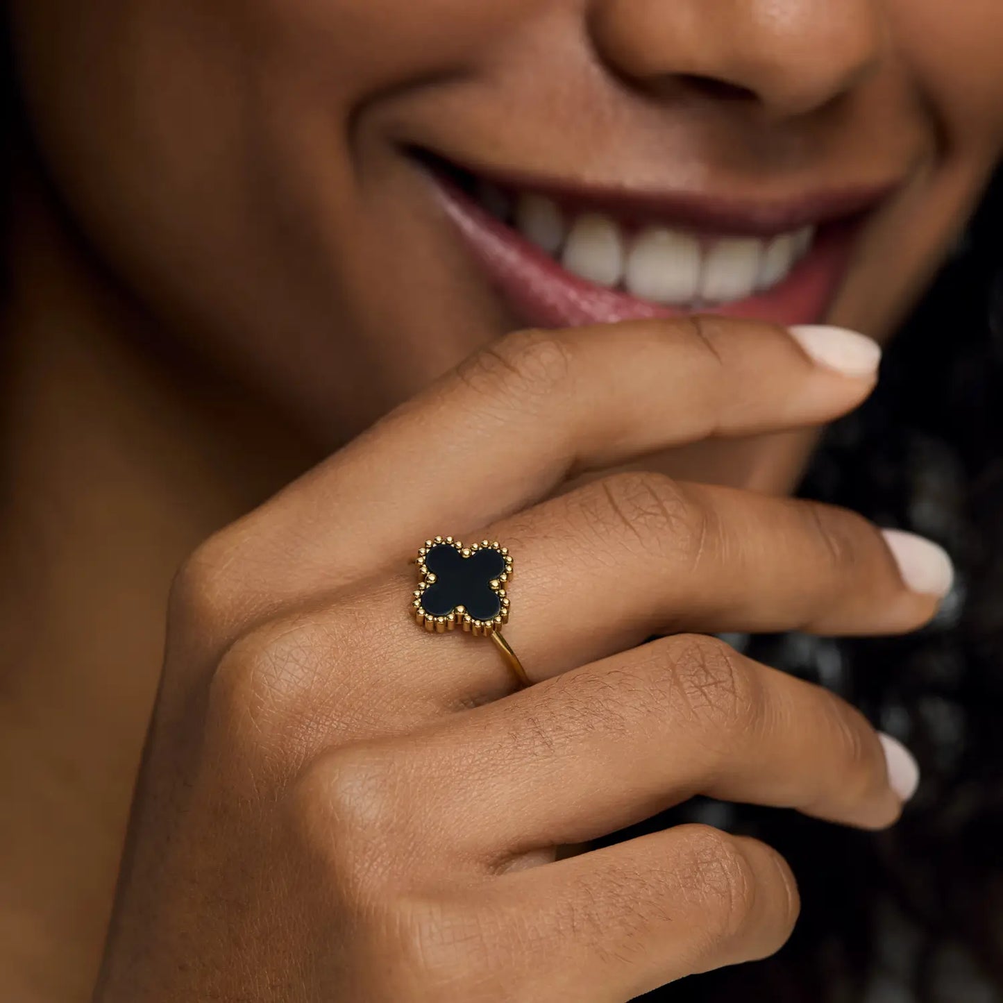 Anel de Trevo Preto Regulável Banhado em Ouro 18k