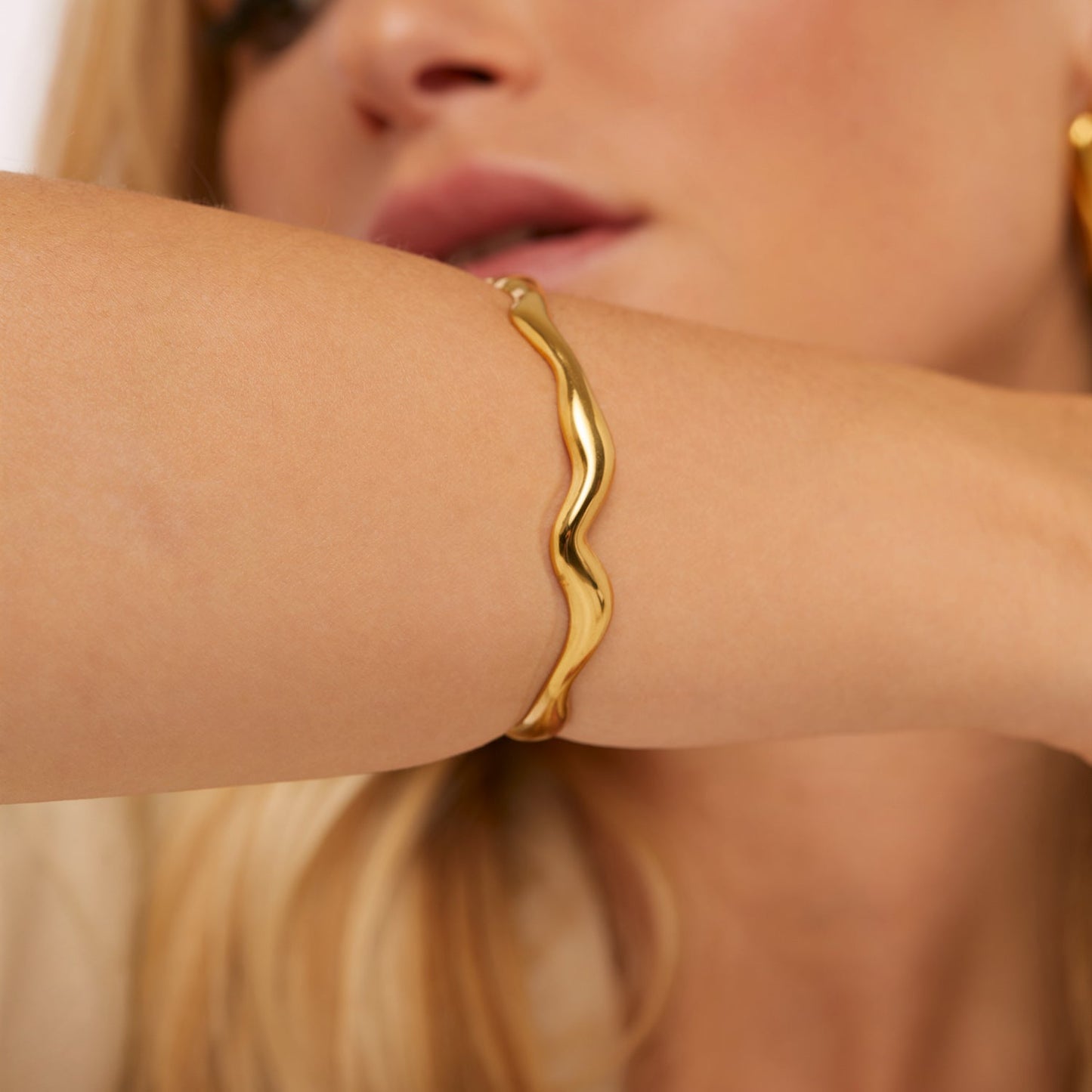 Bracelete Linhas Curvadas Regulável Banhado em Ouro 18k