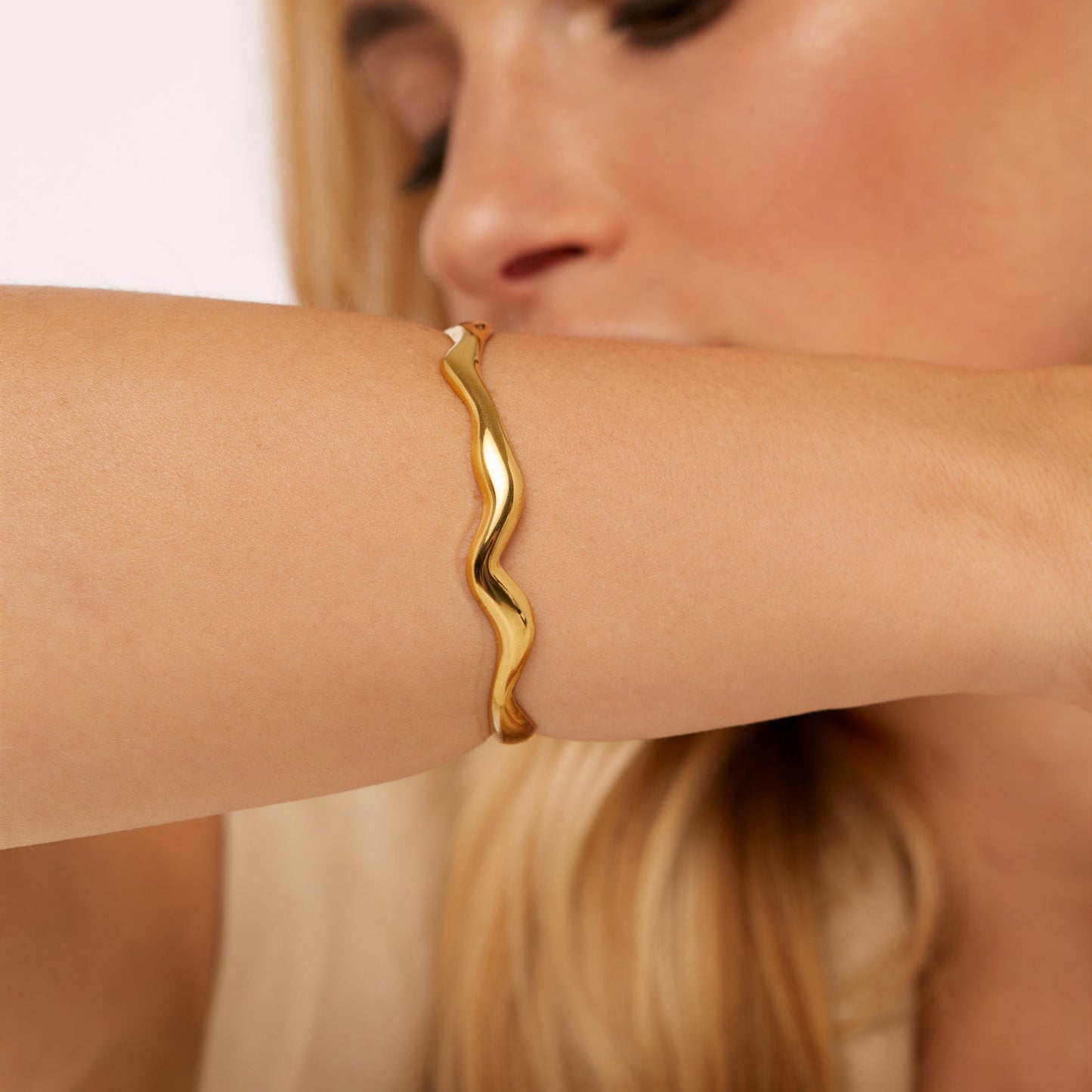 Bracelete Linhas Curvadas Regulável Banhado em Ouro 18k