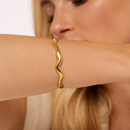Bracelete Linhas Curvadas Regulável Banhado em Ouro 18k