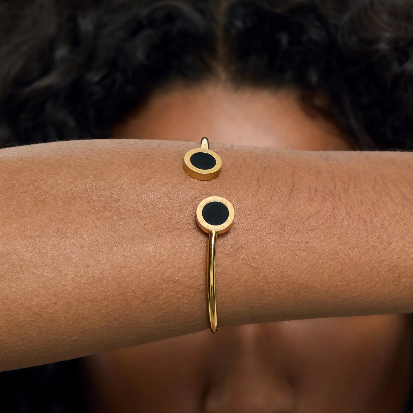 Bracelete Ônix Meia Lua Banhado em Ouro 18k