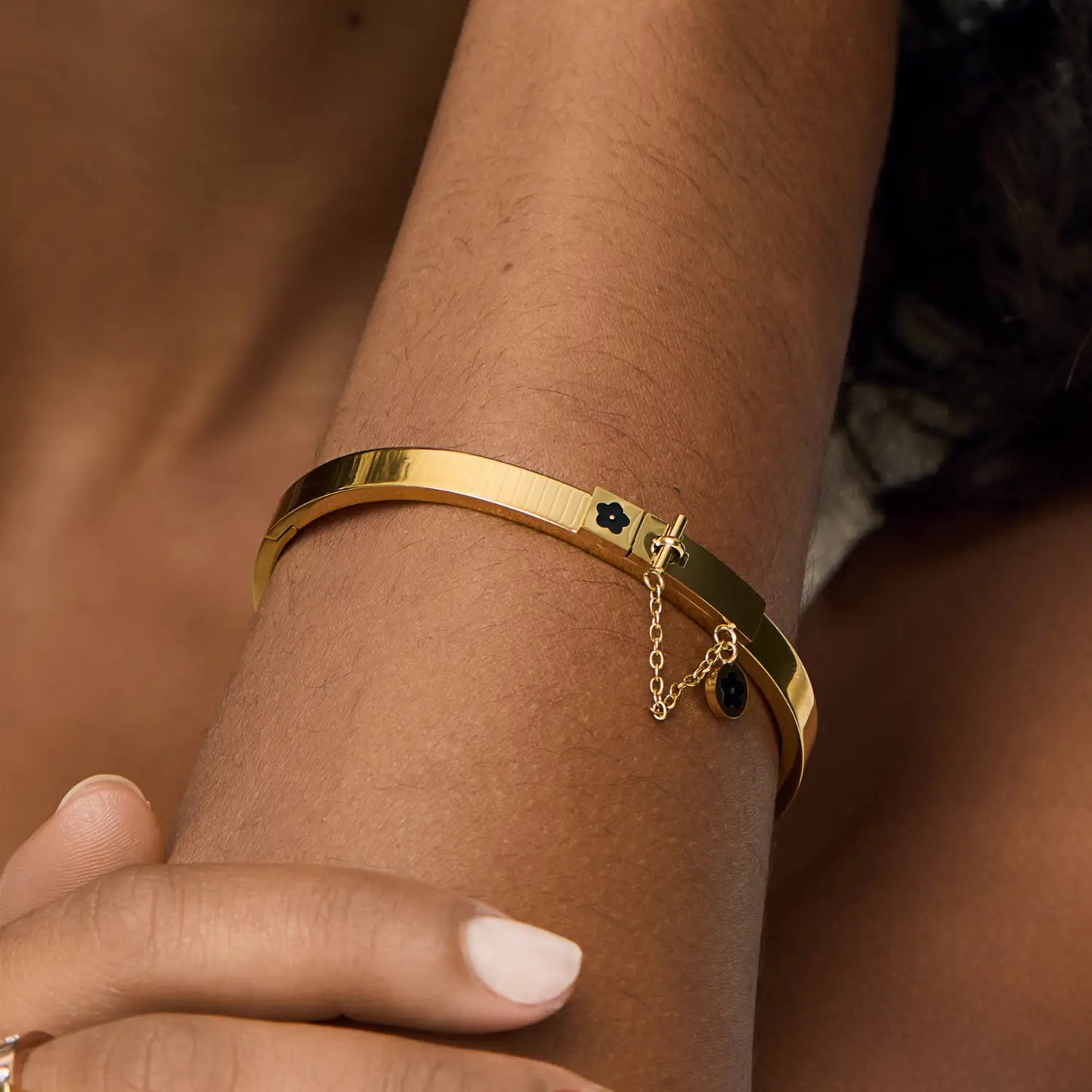 Bracelete de Flores com Fechadura Banhado em Ouro 18k