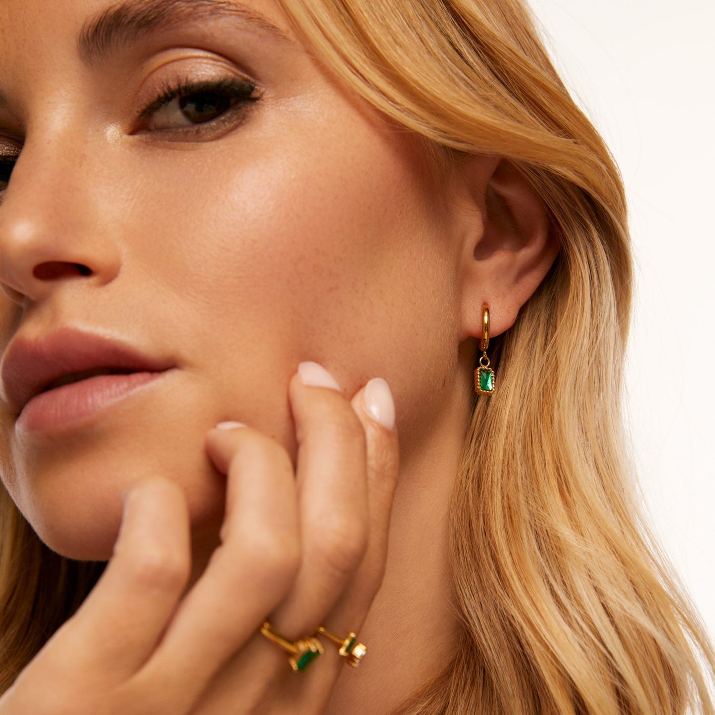 Brincos Esmera Banhados em Ouro 18k