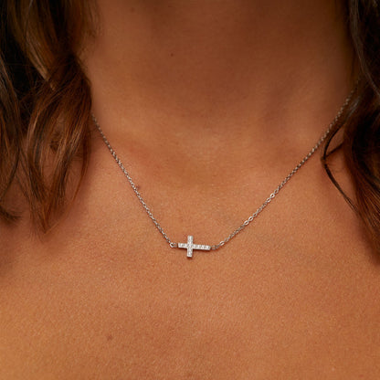 Colar Cruz com Pedras Brilhantes Banhado em Prata