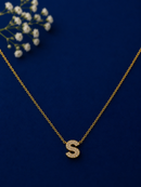 Colar Letra Aura Banhado em Ouro 18k