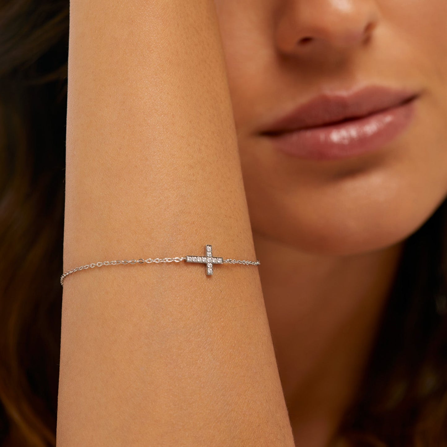 Pulseira Cruz com Pedras Brilhantes Banhada em Prata