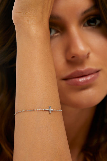 Pulseira Cruz com Pedras Brilhantes Banhada em Prata